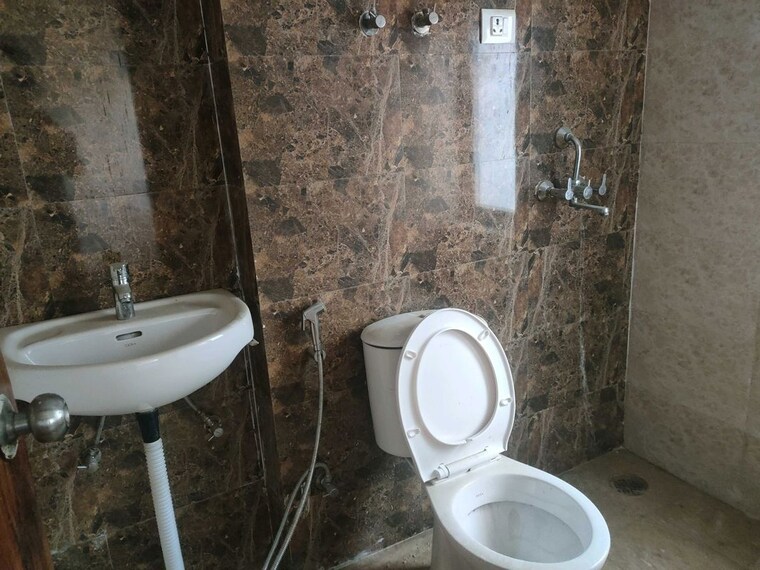 Bathroom, amrapali-high-life-2 3 Bedroom 1045 Sq.Ft. Apartment In Sector 1 Greater Noida Greater Noida 10445577