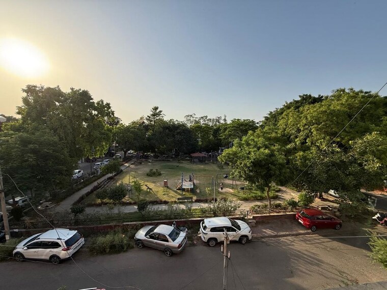 Garden, sector 15 3 Bedroom 500 Sq.Yd. Independent House In Sector 15 Chandigarh 10445616