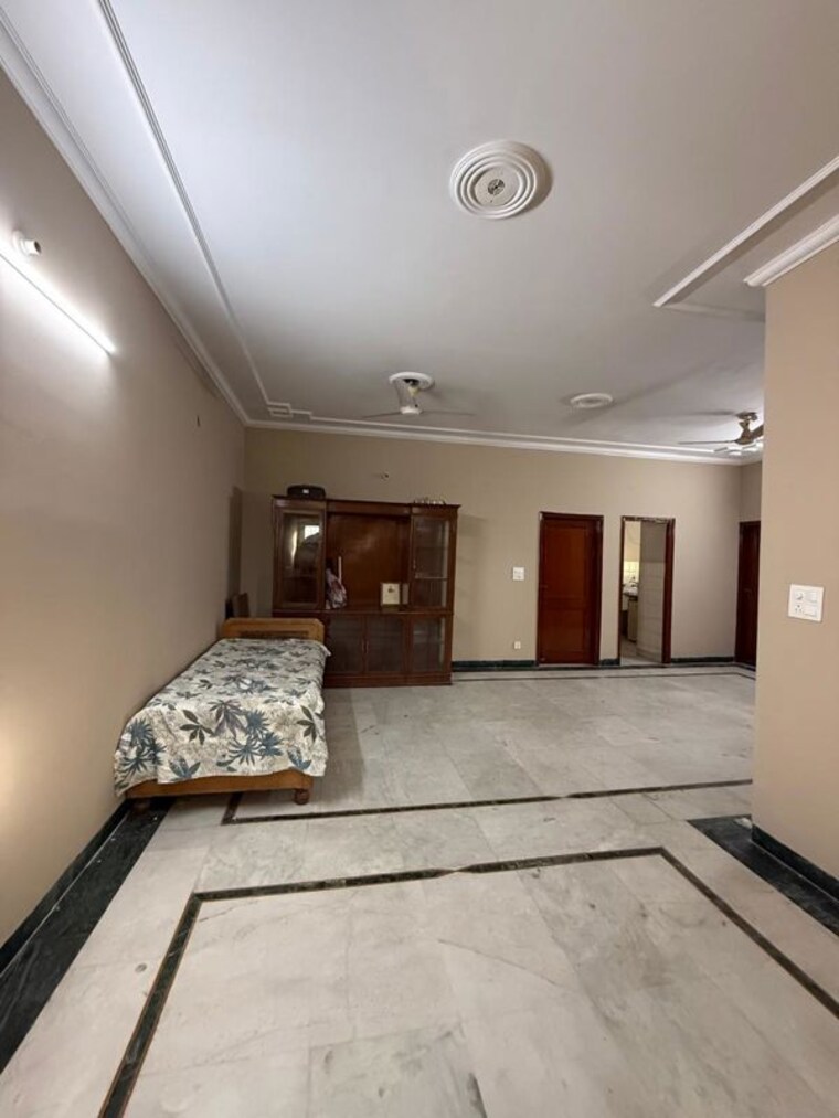 Bedroom, sector 15 3 Bedroom 500 Sq.Yd. Independent House In Sector 15 Chandigarh 10445616