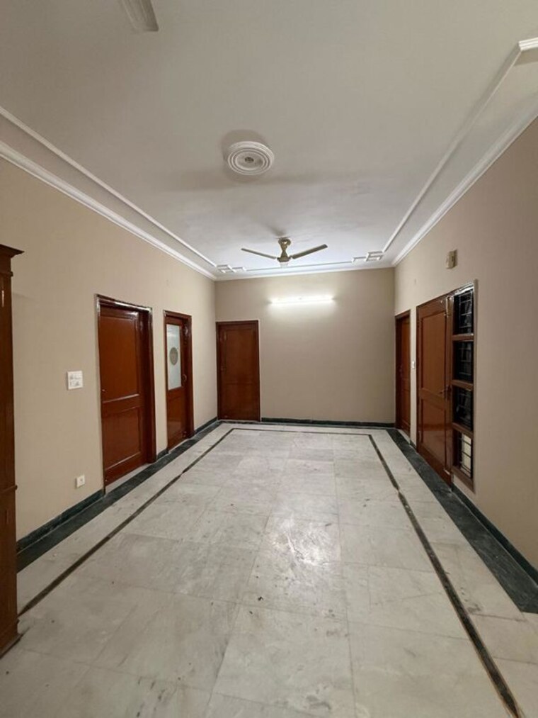 Room, sector 15 3 Bedroom 500 Sq.Yd. Independent House In Sector 15 Chandigarh 10445616