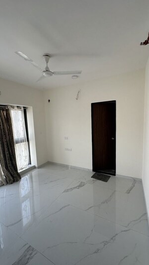 Room in 2 BHK Apartment at Level The Residences, Andheri West – for Rent
