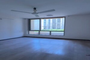 Room in 3 BHK Apartment at Hiranandani Estate Rodas Enclave, Ghodbunder Road – for Rent