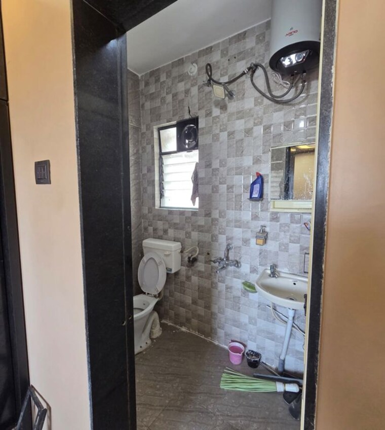 Bathroom, shroff-srushti 1.5 Bedroom 862 Sq.Ft. Apartment In Baner Pune 10445973
