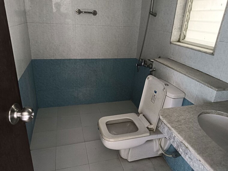 Bathroom, vj-indilife Studio 350 Sq.Ft. Apartment In Pashan Pune 10445988