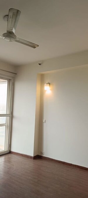 Room in 3 BHK Apartment at Unitech Escape, Sector 50 – for Rent