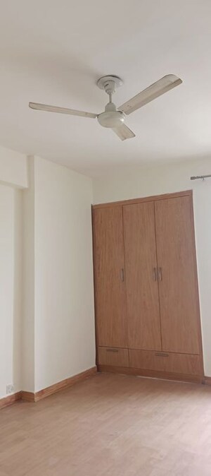 Room in 3 BHK Apartment at Unitech Escape, Sector 50 – for Rent