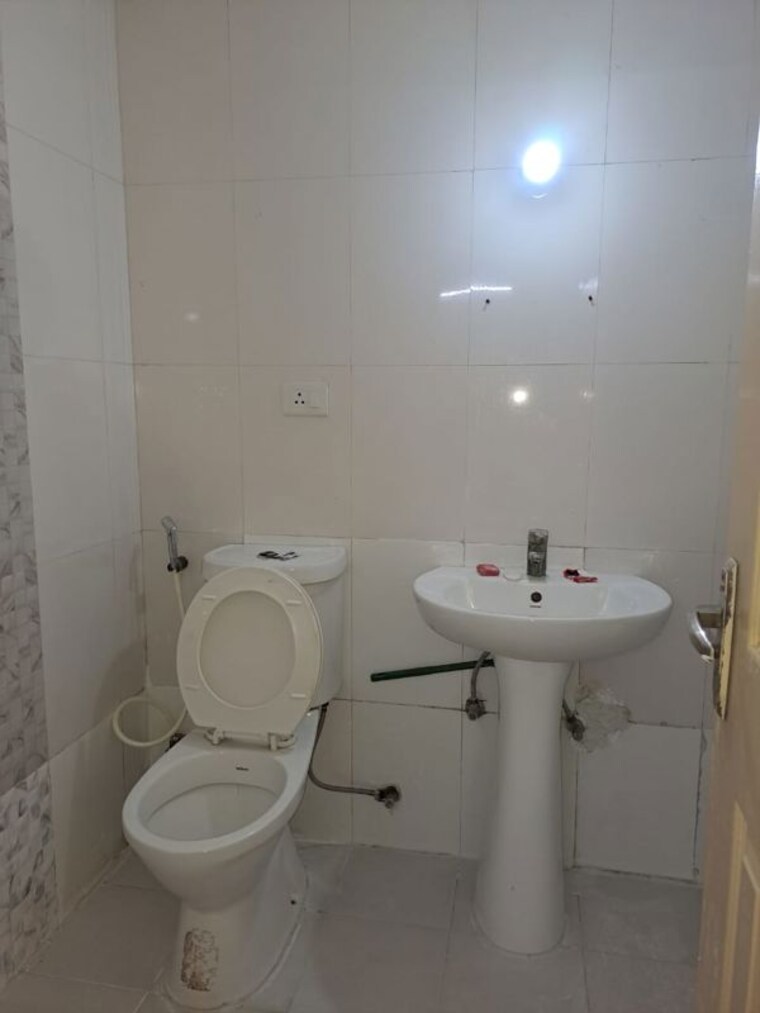 Bathroom, damodar-complex 2 Bedroom 1250 Sq.Ft. Apartment In Sector 37 Noida 10446335