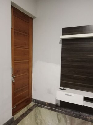 Room in 2.5 BHK Builder Floor at Sector 18 – for Rent