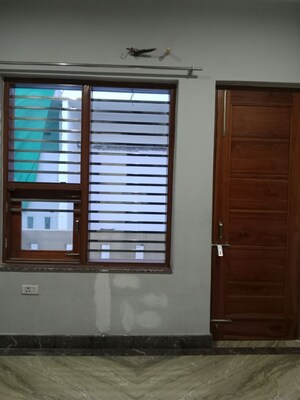 Room in 2.5 BHK Builder Floor at Sector 18 – for Rent