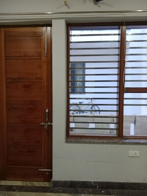 Room in 2.5 BHK Builder Floor at Sector 18 – for Rent