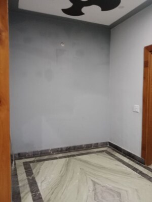 Room in 2.5 BHK Builder Floor at Sector 18 – for Rent