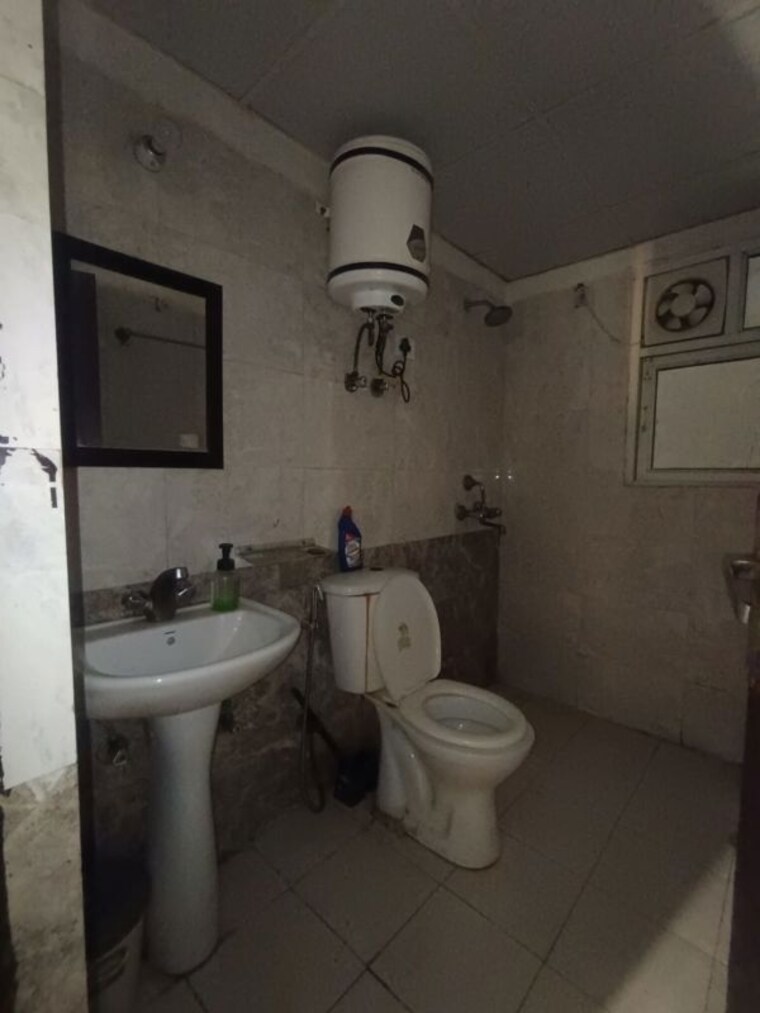Bathroom, jm-aroma 3 Bedroom 1550 Sq.Ft. Apartment In Sector 75 Noida 10446380