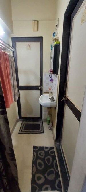 Bathroom in 1 BHK Builder Floor at Kamgar Putala Vasahat – for Rent