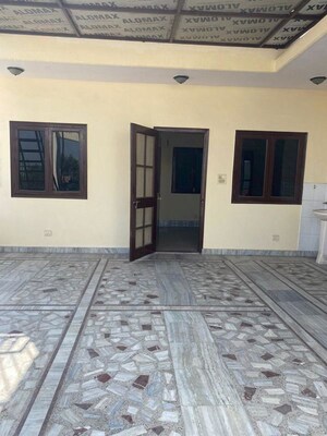 Room in Studio Builder Floor at Sector 48 – for Rent