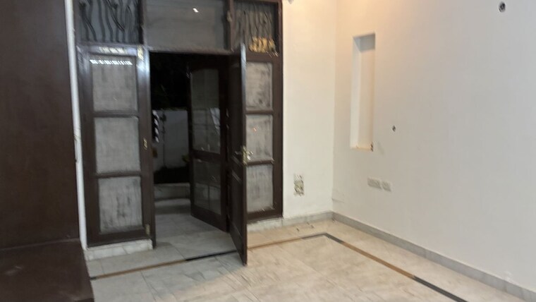 Room, sector 39 6 Bedroom 450 Sq.Mt. Independent House In Sector 39 Noida 10446463