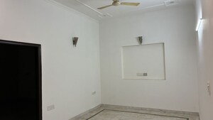Room in 6 BHK Independent House at Sector 39 – for Sale