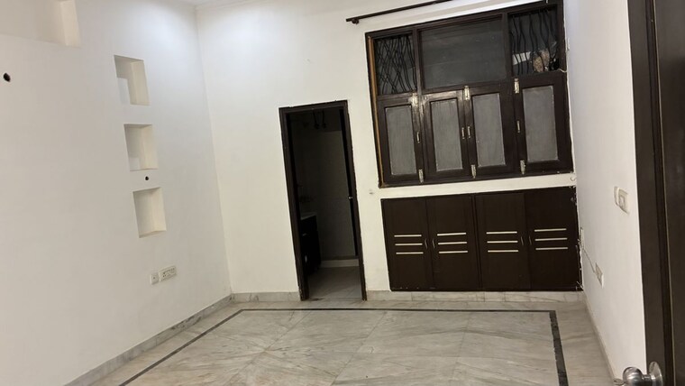 Room, sector 40 6+ Bedroom 450 Sq.Mt. Independent House In Sector 40 Noida 10446489