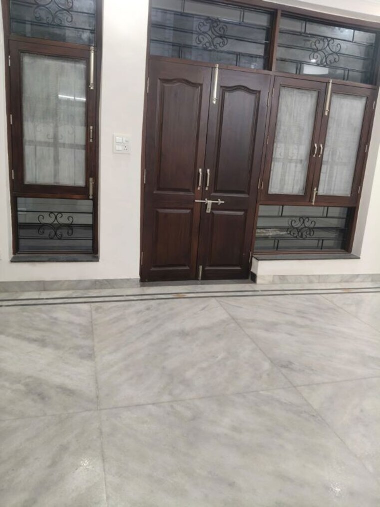 Room, sector 40 6+ Bedroom 450 Sq.Mt. Independent House In Sector 40 Noida 10446489