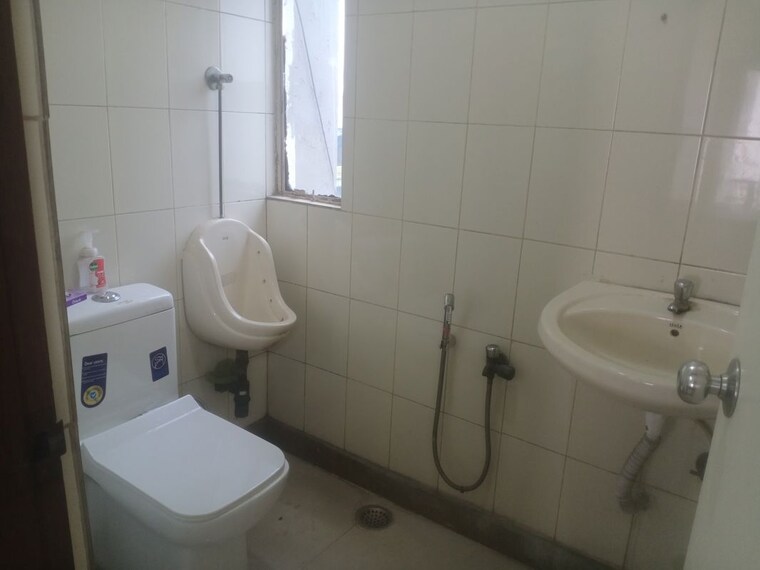 Bathroom, okhla industrial estate phase 1 Commercial Office Space 800 Sq.Ft. In Okhla Industrial Estate Phase 1 Delhi 10446552