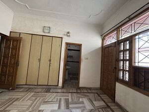 Room in 5 BHK Independent House at Sector 15 – for Rent