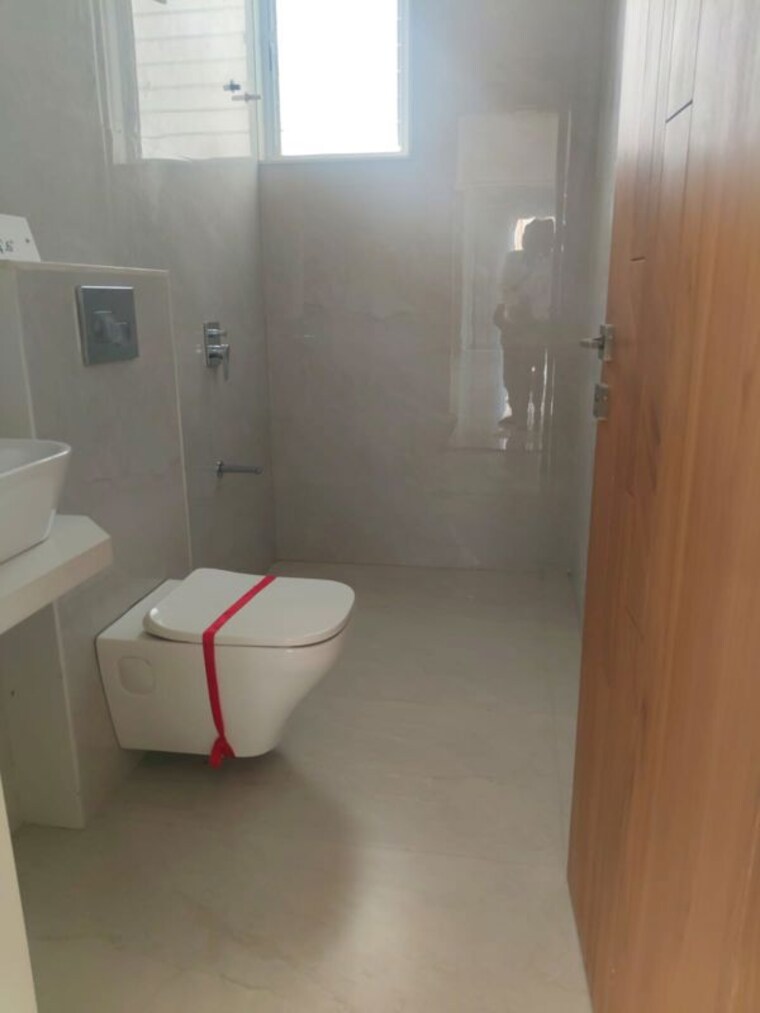 Bathroom, swastika-empire 3 Bedroom 1500 Sq.Ft. Apartment In New Alkapuri Vadodara 10446560