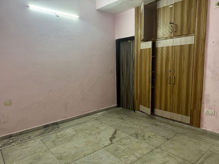 Room, sector 41 5 Bedroom 180 Sq.Mt. Independent House In Sector 41 Noida 10446591