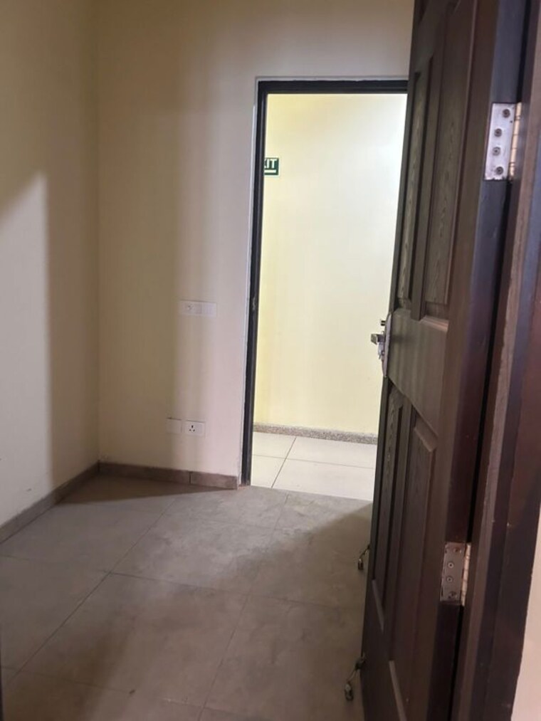 Room, sector 41 5 Bedroom 180 Sq.Mt. Independent House In Sector 41 Noida 10446591