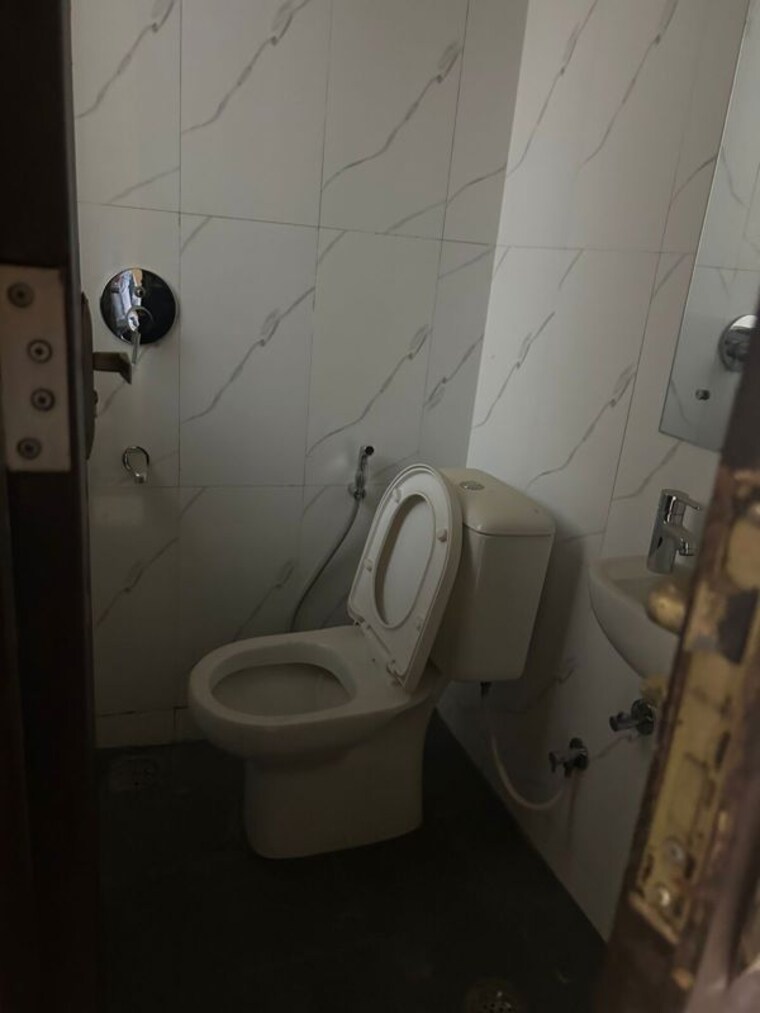 Bathroom, sector 41 5 Bedroom 180 Sq.Mt. Independent House In Sector 41 Noida 10446591