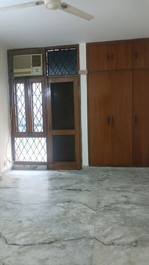 Room in 2 BHK Builder Floor at Green Park – for Rent