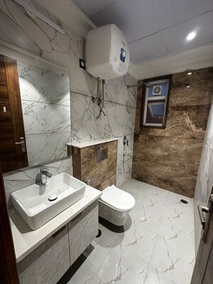 Bathroom in 1 BHK Builder Floor at Sector 52 – for Rent