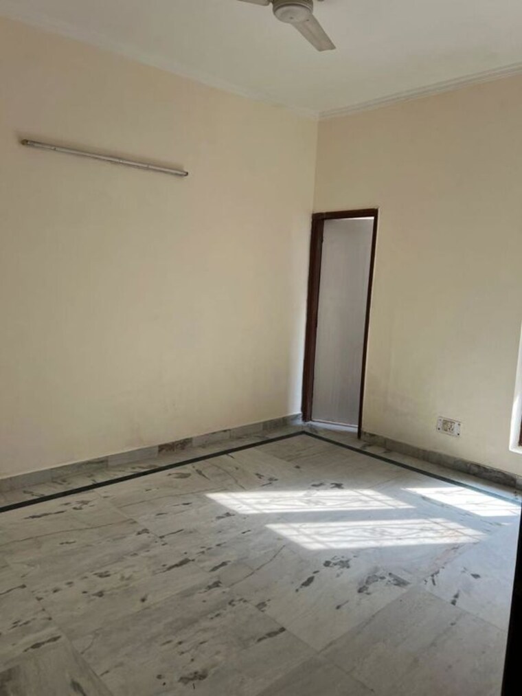 Room, sector 46 6 Bedroom 162 Sq.Mt. Independent House In Sector 46 Noida 10446654