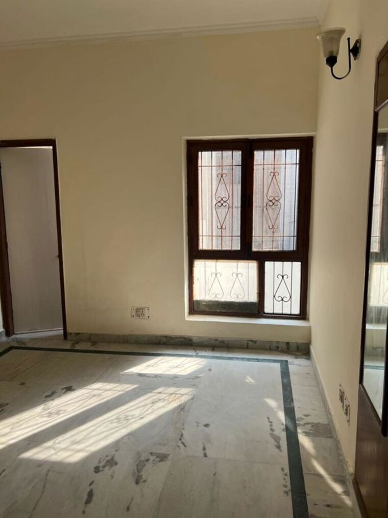 Room, sector 46 6 Bedroom 162 Sq.Mt. Independent House In Sector 46 Noida 10446654