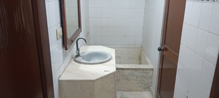 Bathroom, sector 46 5 Bedroom 112 Sq.Mt. Independent House In Sector 46 Noida 10446698