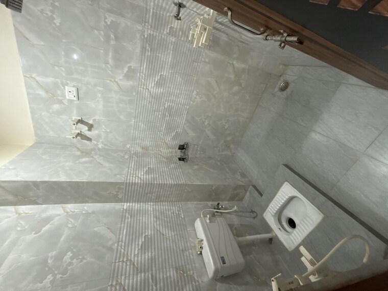 Bathroom, sector 63a 2.5 Bedroom 100 Sq.Ft. Builder Floor In Sector 63a Noida 10446751