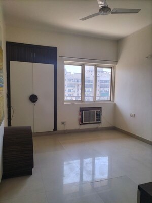 Room in 3 BHK Apartment at Unitech Horizon, Pi Greater Noida – for Rent