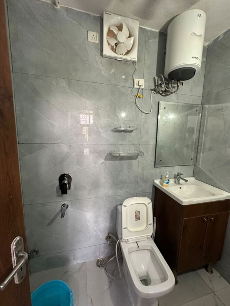 Bathroom, sector 57 3 Bedroom 1800 Sq.Ft. Builder Floor In Sector 57 Gurgaon 10446808