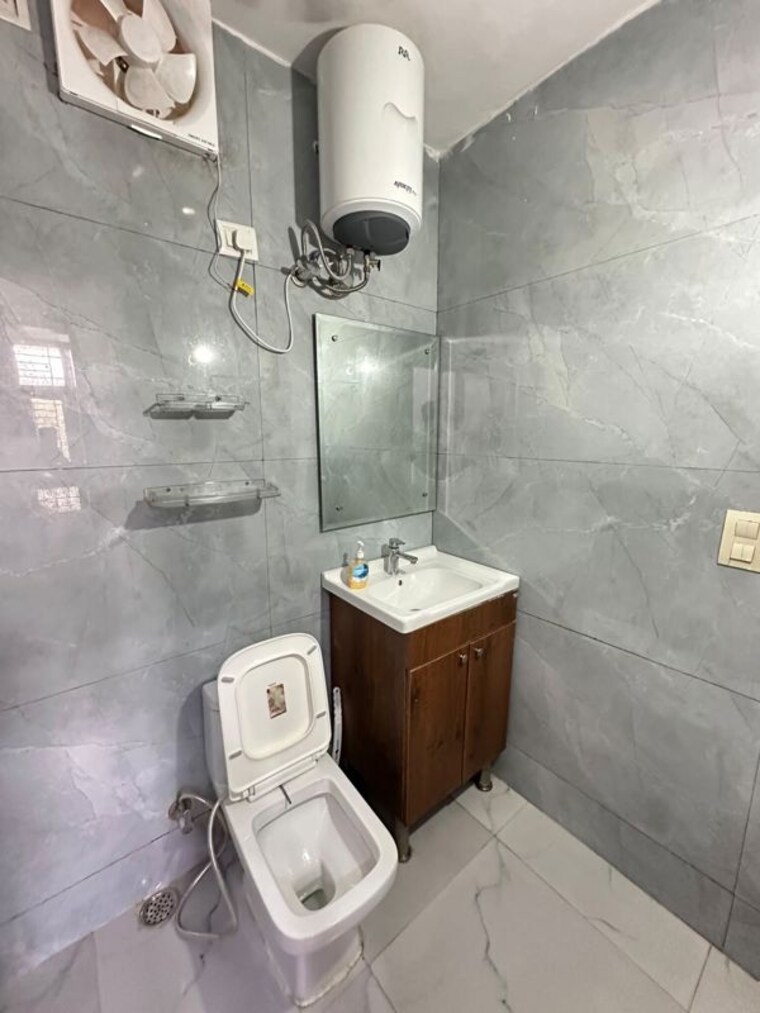 Bathroom, sector 57 3 Bedroom 1800 Sq.Ft. Builder Floor In Sector 57 Gurgaon 10446808