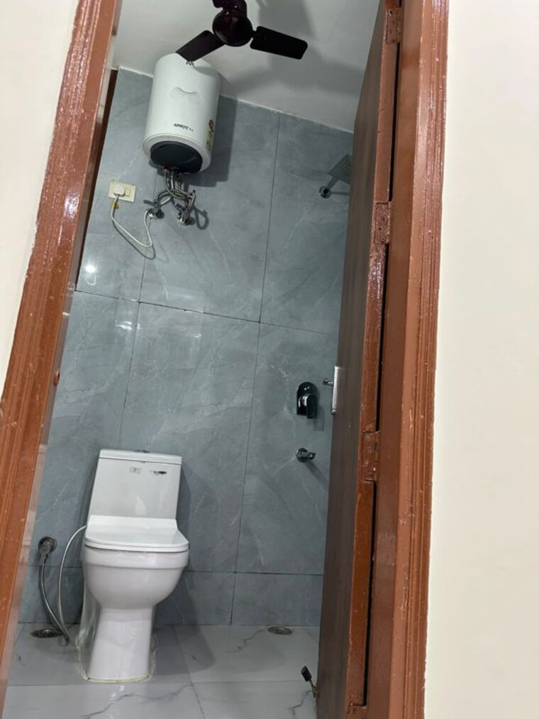 Bathroom, sector 57 3 Bedroom 1800 Sq.Ft. Builder Floor In Sector 57 Gurgaon 10446808
