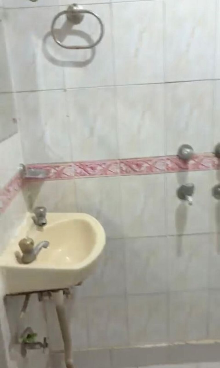 Bathroom, khirki extension 1 Bedroom 45 Sq.Yd. Builder Floor In Khirki Extension Delhi 10446746