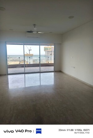Room in 3 BHK Apartment at Lokhandwala Minerva Mahalaxmi, Mahalaxmi – for Rent