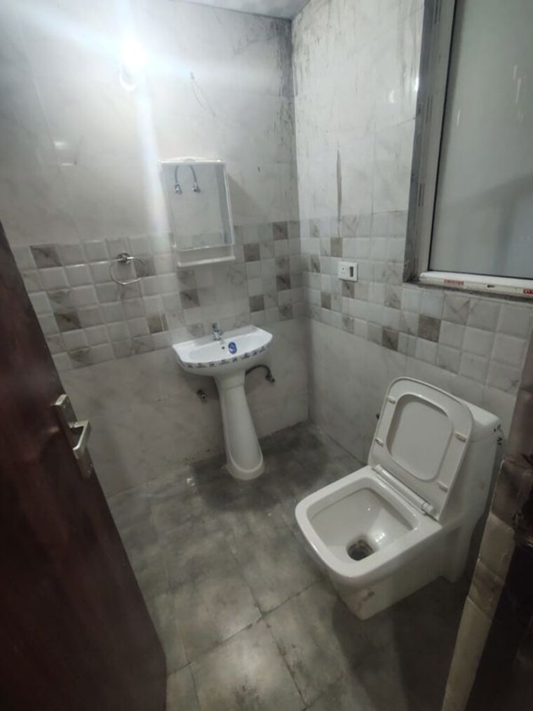 Bathroom, sector 21d 4 Bedroom 2200 Sq.Ft. Apartment In Sector 21d Faridabad 10446930