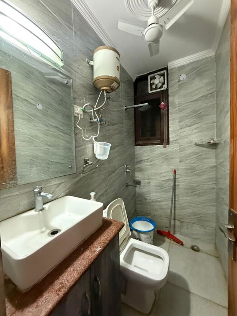 Bathroom, kalkaji 2 Bedroom 900 Sq.Ft. Builder Floor In Kalkaji Delhi 10446982