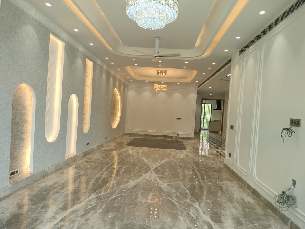 5 BHK + Pooja Room,Servant Room,Study Room,Extra Room,Basement 400 Sq.Ft. Builder Floor in DLF Atria