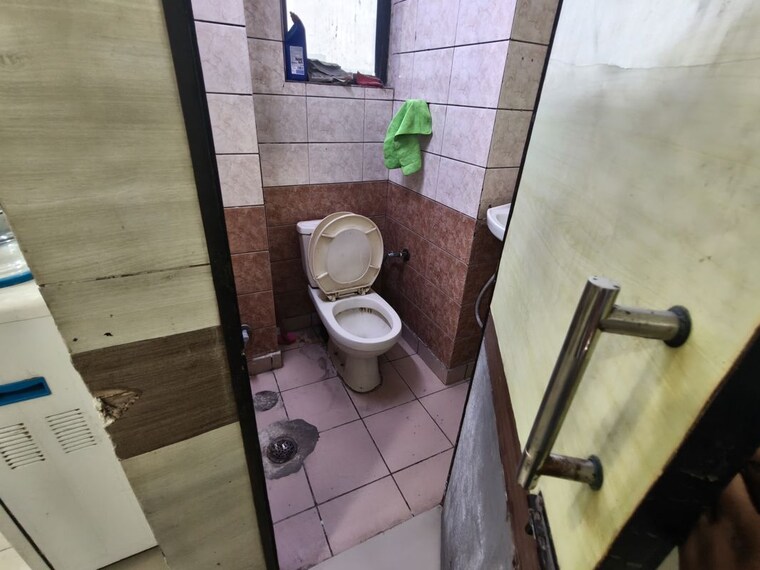 Bathroom, netaji subhash place Commercial Office Space 475 Sq.Ft. In Netaji Subhash Place Delhi 10447044