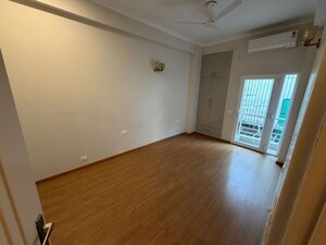 Room in 3 BHK Builder Floor at Sector 10a – for Rent