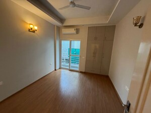 Room in 3 BHK Builder Floor at Sector 10a – for Rent