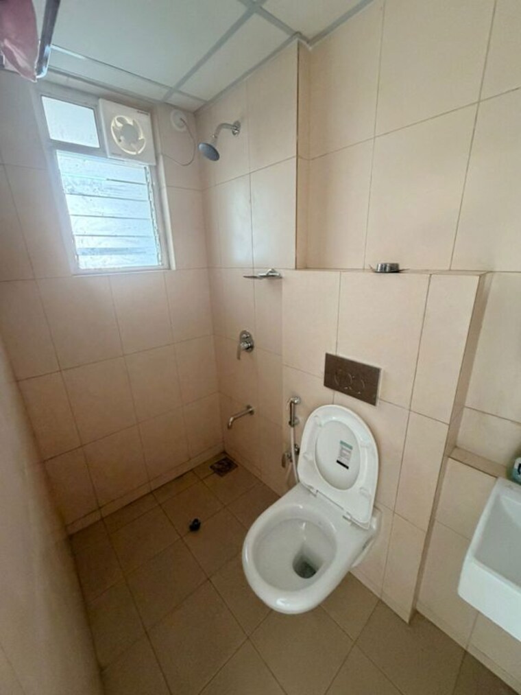Bathroom, godrej-emerald-vista 3 Bedroom 940 Sq.Ft. Apartment In Ghodbunder Road Thane 10447289