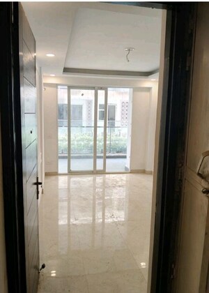 Room in 2 BHK Apartment at Nimbus The Express Park View II, Chi V Greater Noida – for Rent