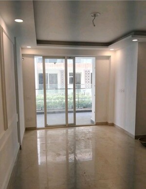 Room in 2 BHK Apartment at Nimbus The Express Park View II, Chi V Greater Noida – for Rent