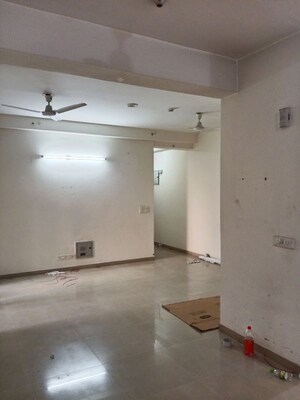 Room in 2.5 BHK Apartment at Mahagun Mywoods, Sector 16c Greater Noida – for Rent